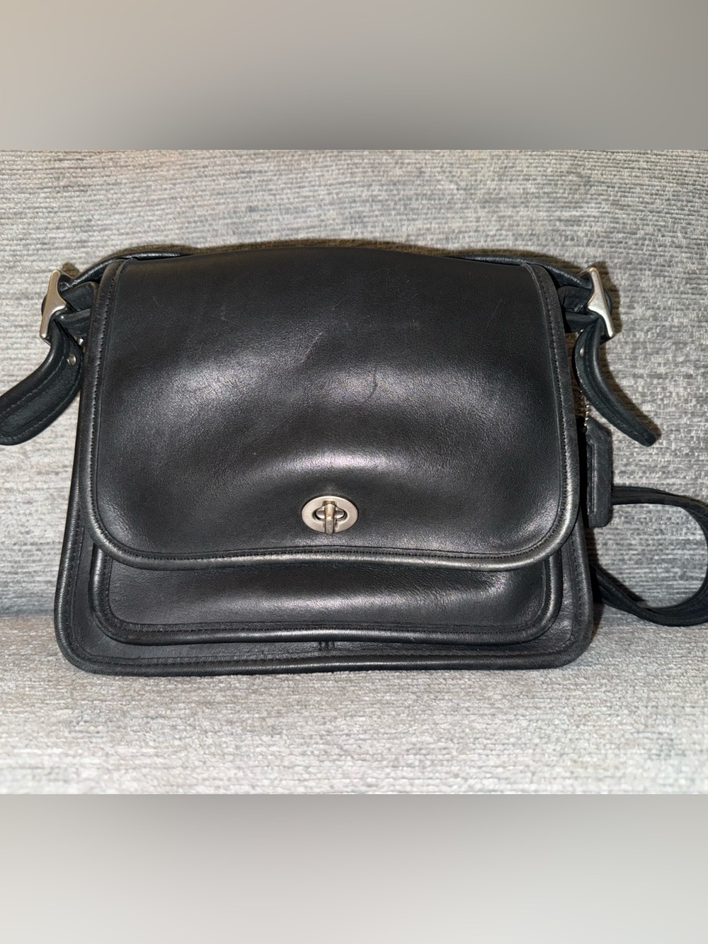Vintage Coach Rambler Black Leather Messenger Bag with Turn-Lock Closure - Picture 1 of 16